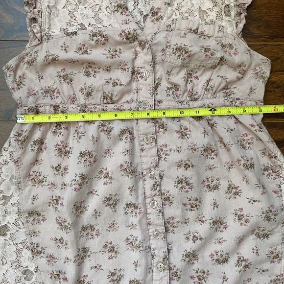 EUC Cute floral sleeves top with lace detailing. - Picture 8 of 9
